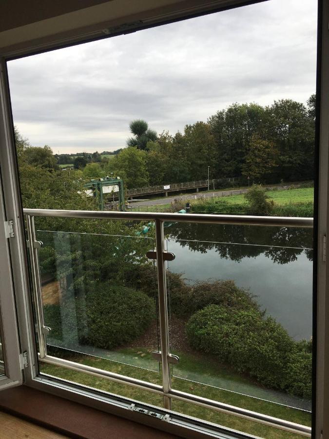 Penthouse Apartment On The River - 65 Skipper Way St Neots Extérieur photo