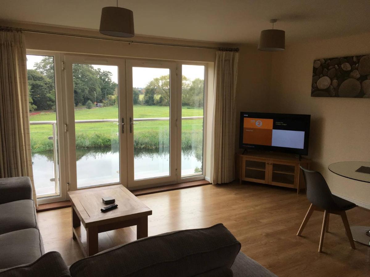 Penthouse Apartment On The River - 65 Skipper Way St Neots Extérieur photo